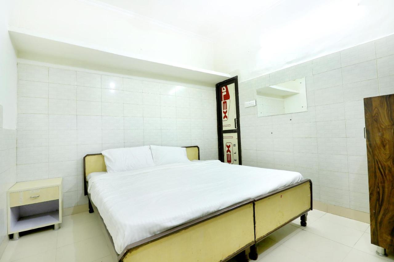 SPOT ON 44679 Hotel Samrat Sohāna Esterno foto