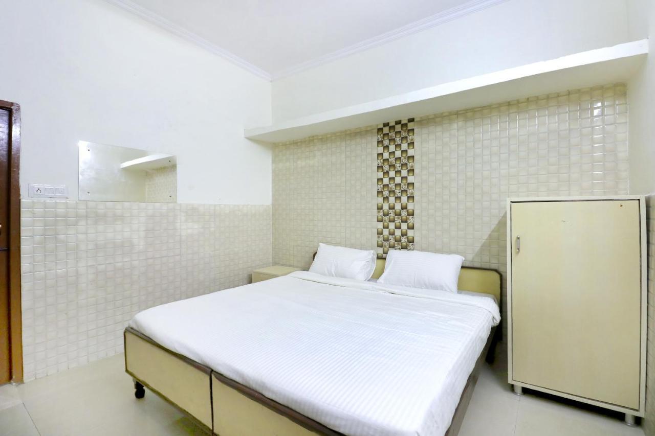 SPOT ON 44679 Hotel Samrat Sohāna Esterno foto