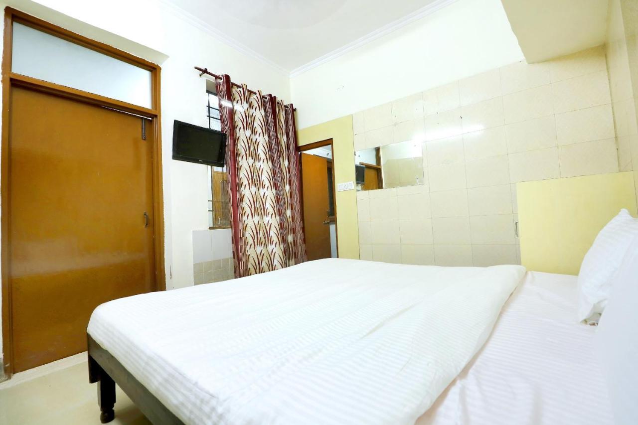 SPOT ON 44679 Hotel Samrat Sohāna Esterno foto
