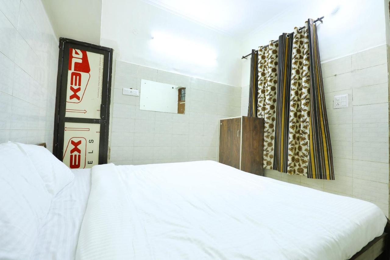 SPOT ON 44679 Hotel Samrat Sohāna Esterno foto
