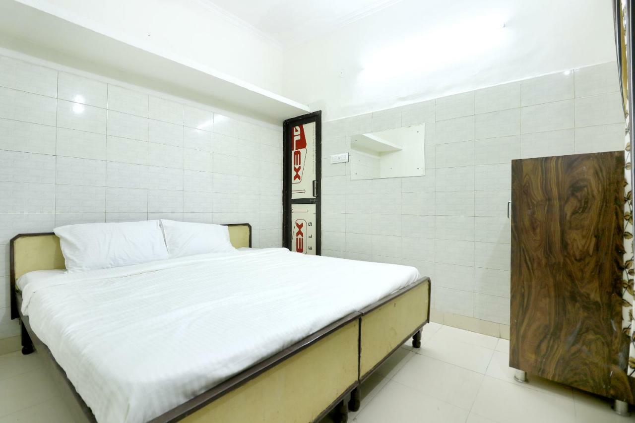 SPOT ON 44679 Hotel Samrat Sohāna Esterno foto