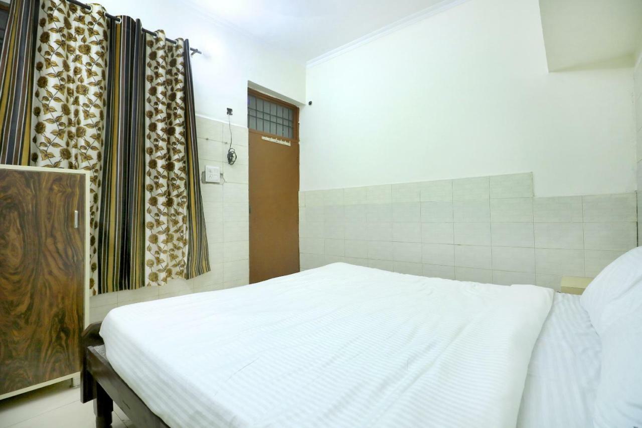SPOT ON 44679 Hotel Samrat Sohāna Esterno foto