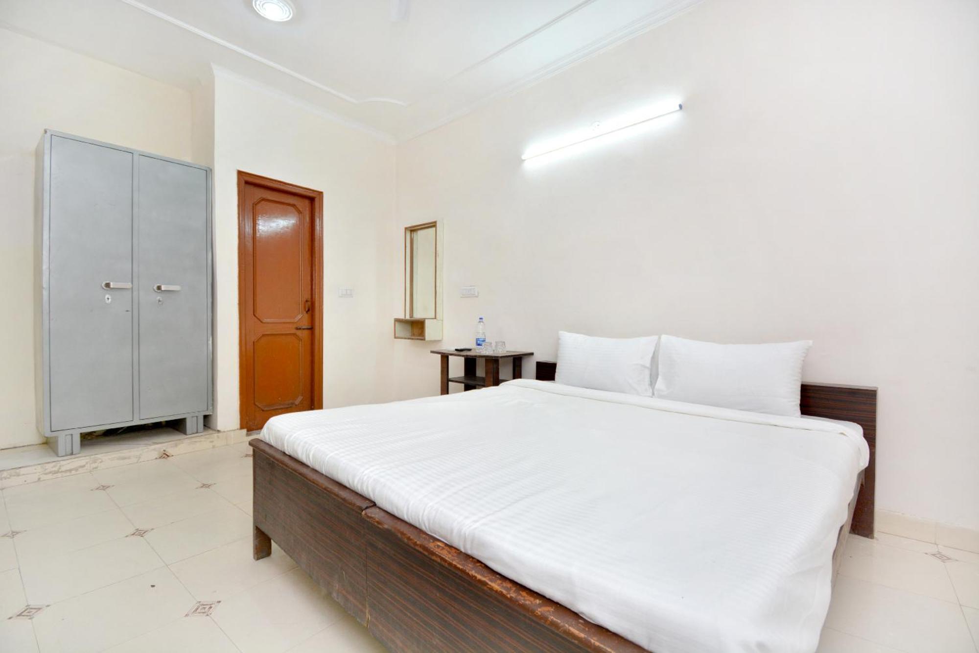 SPOT ON 44679 Hotel Samrat Sohāna Esterno foto