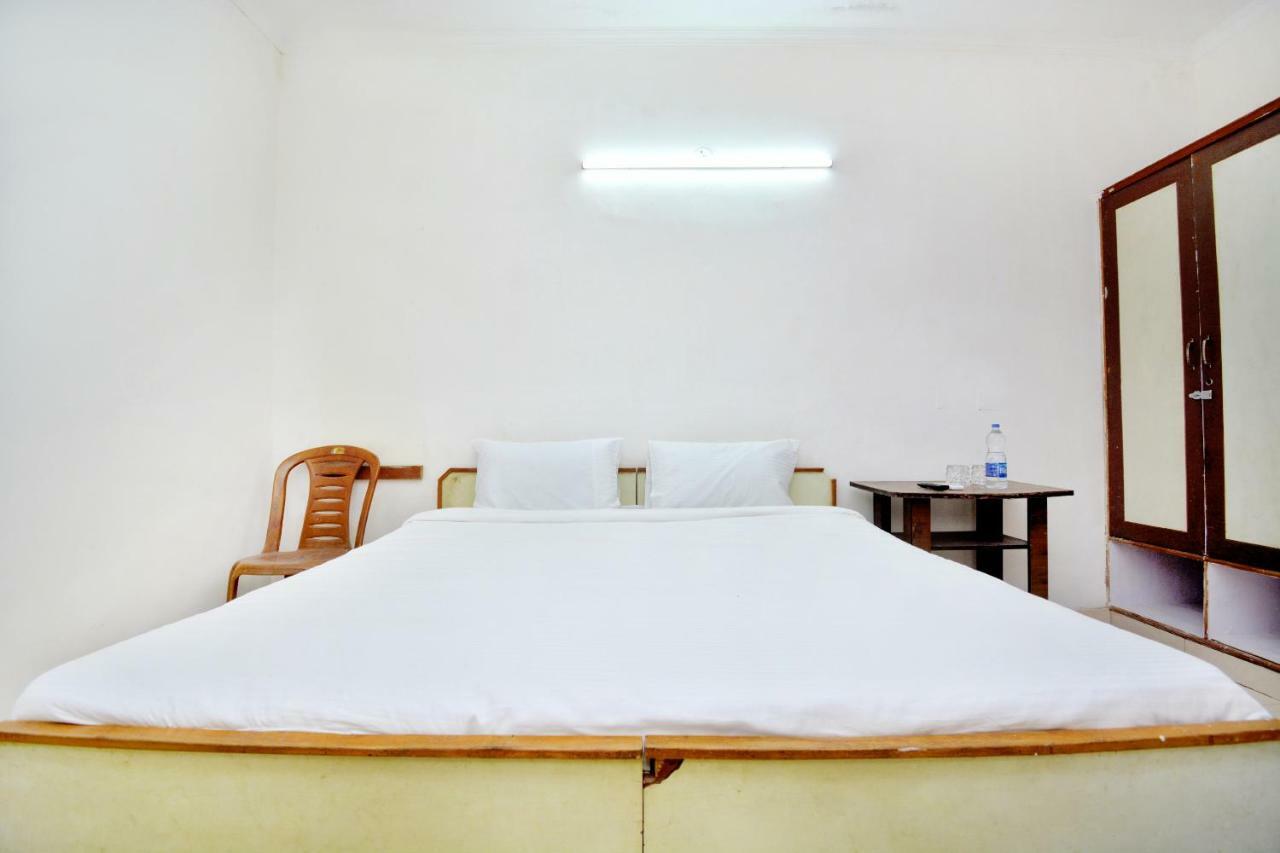 SPOT ON 44679 Hotel Samrat Sohāna Esterno foto