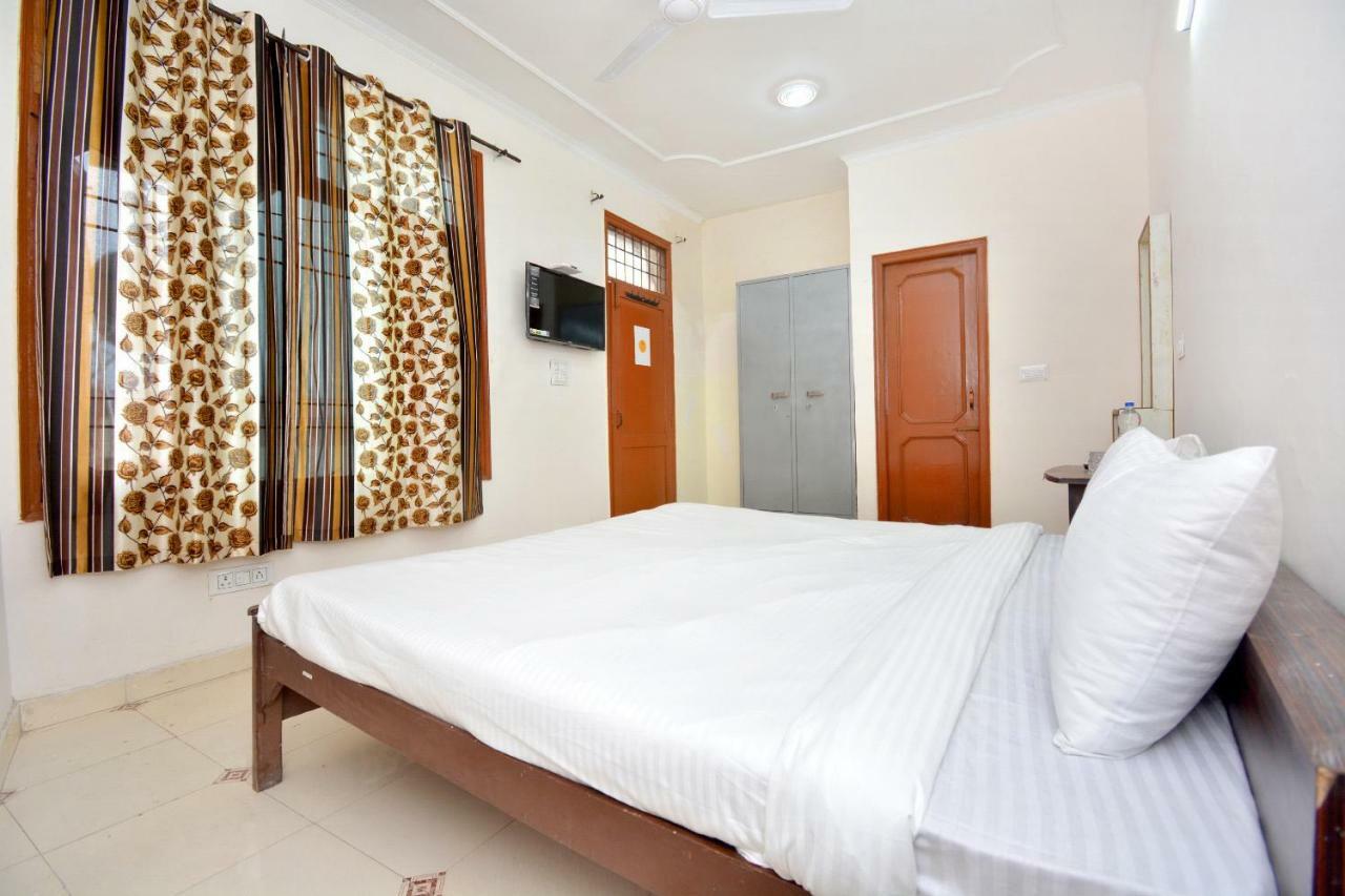 SPOT ON 44679 Hotel Samrat Sohāna Esterno foto