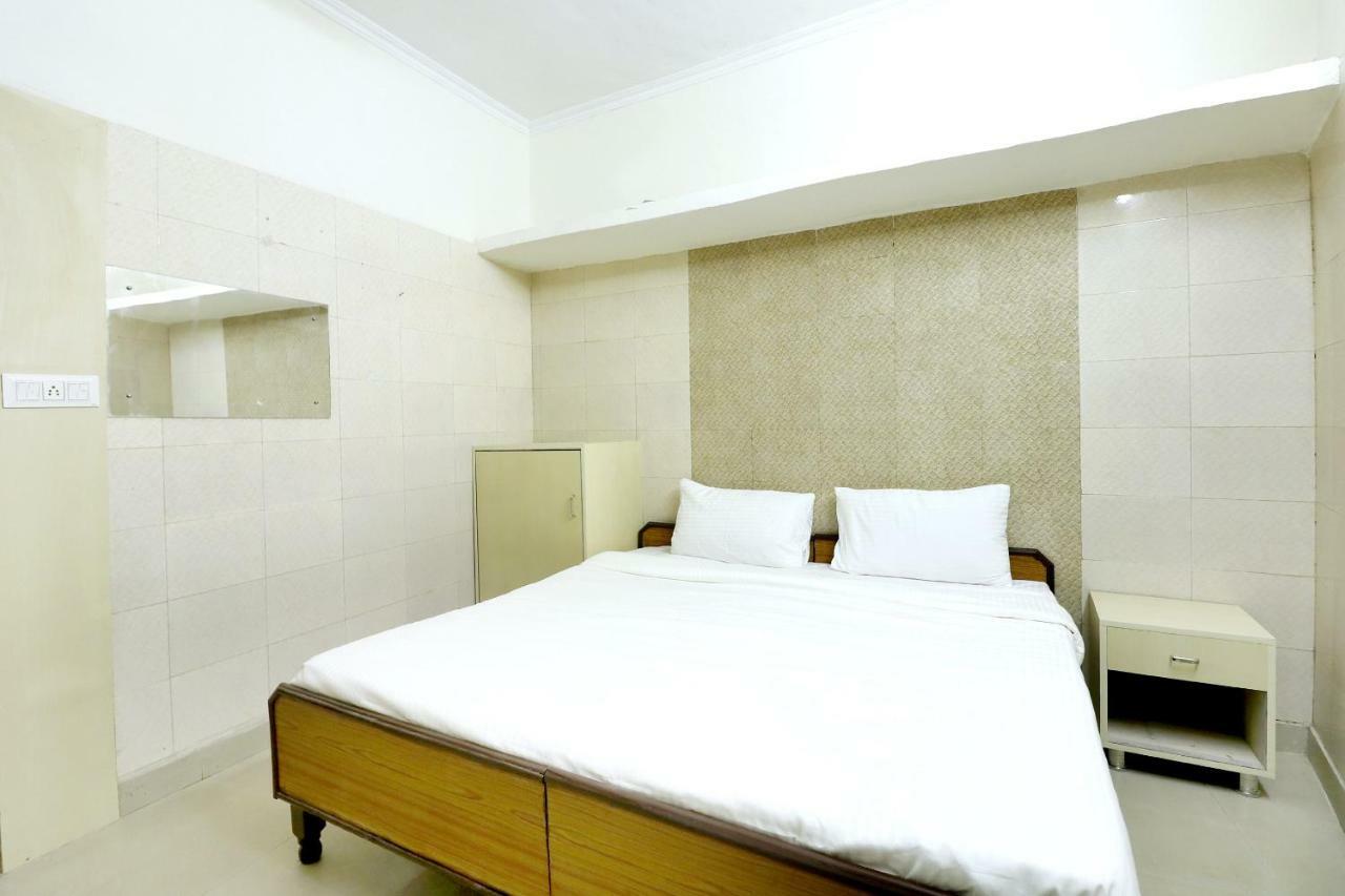 SPOT ON 44679 Hotel Samrat Sohāna Esterno foto